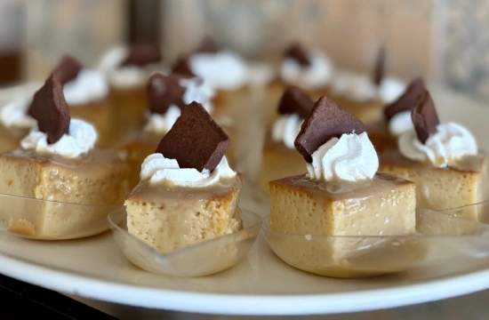 Mini tartas con crema y trozos de chocolate sobre bandeja blanca