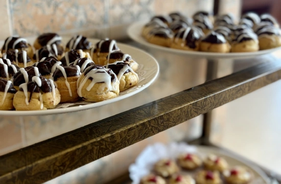 Choux rellenos con chocolate y glaseado en bandejas, buffet de postres