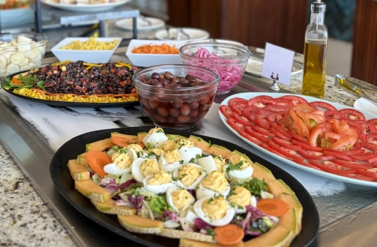 Bandeja de ensalada con huevos y verduras, rodeada de tomates, frijoles y encurtidos.