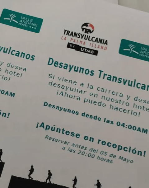 Folleto de desayunos durante la carrera Transvulcania, información de reservas en recepción.