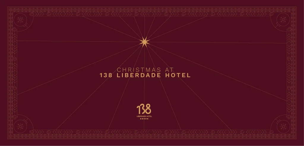 Tarjeta navide&ntilde;a elegante del Hotel 138 Liberdade con un dise&ntilde;o dorado sobre fondo borgo&ntilde;a.