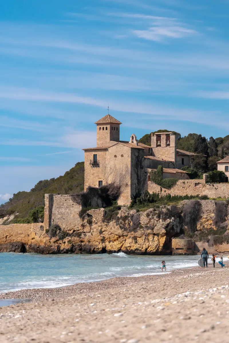 La playa con un castillo