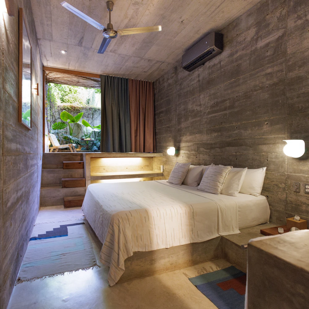 Dormitorio moderno con cama doble, cortinas oscuras y ventilador de techo