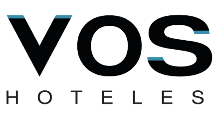 Logo de "VOS HOTELS" en letras negras con detalles azules en la parte superior.