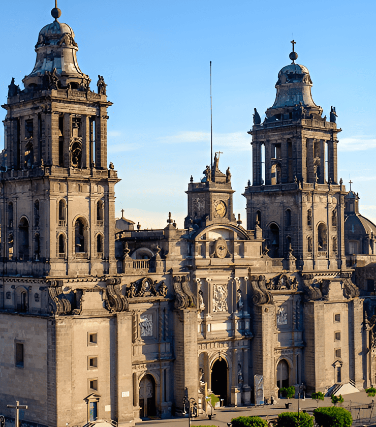 Catedral antigua con dos torres y fachada detallada bajo un cielo azul claro.