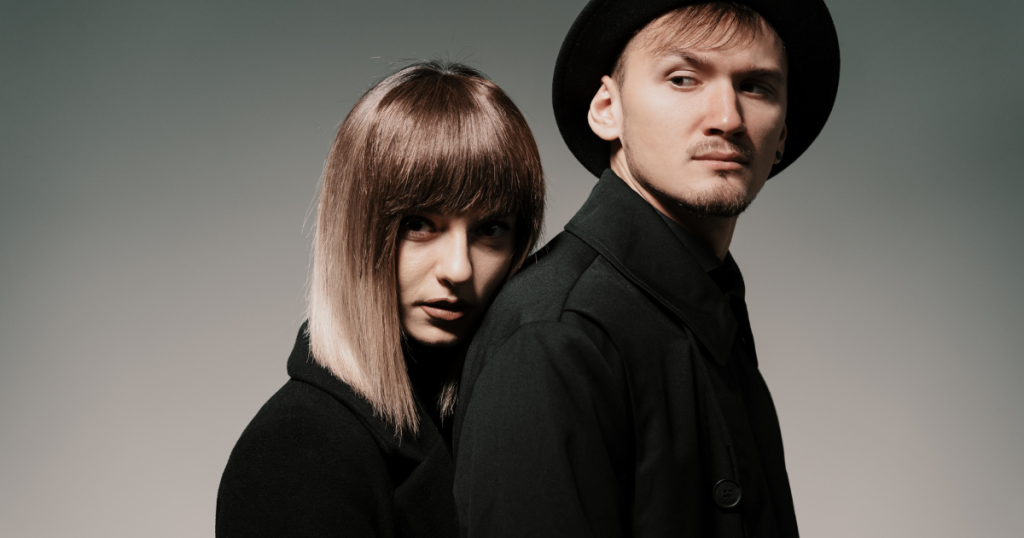 Couple élégant en manteau noir et chapeau, style minimaliste – hommage à Giorgio Armani Bruxelles