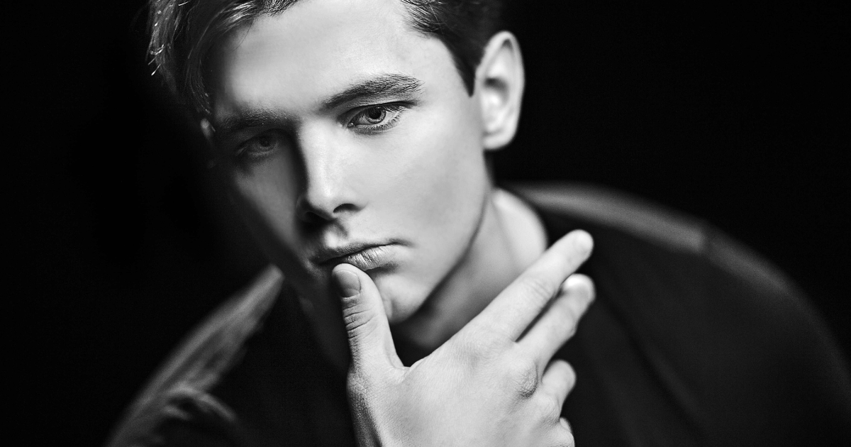 Black and white portrait in Armani-inspired style &ndash; Giorgio Armani tribute Brussels