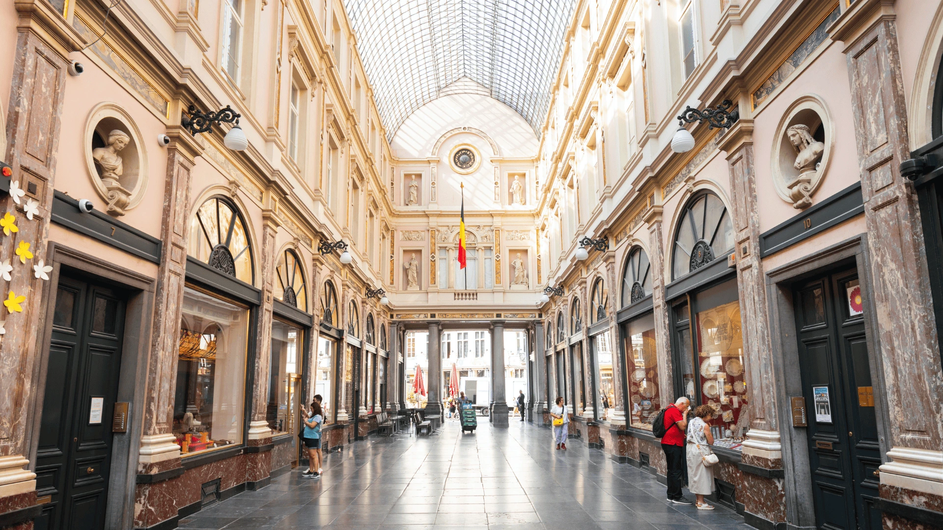 Galer&iacute;as Reales de San Huberto Bruselas rom&aacute;ntico ma&ntilde;ana pareja invierno galer&iacute;a cubierta bombones