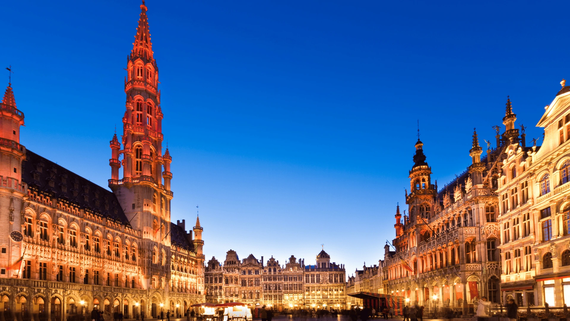 bruselas lugares rom&aacute;nticos Grand-Place noche invierno casas gremiales parejas luz nocturna