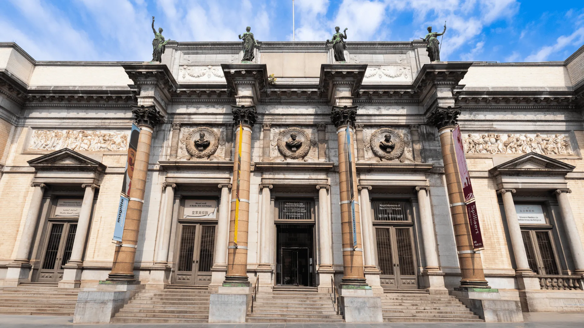 Fachada exterior de los Museos Reales de Bellas Artes de B&eacute;lgica en Bruselas en la rue de la R&eacute;gence