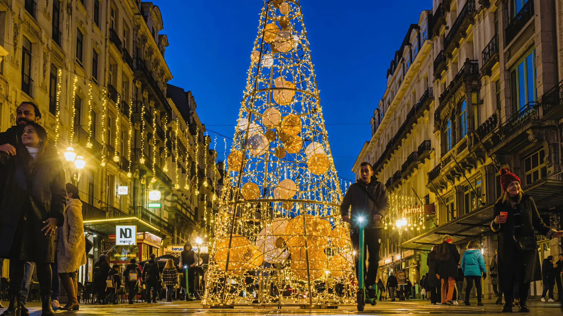 Bruselas Mercado de Navidad Maravillas de Invierno sendero iluminado centro de la ciudad paseo nocturno
