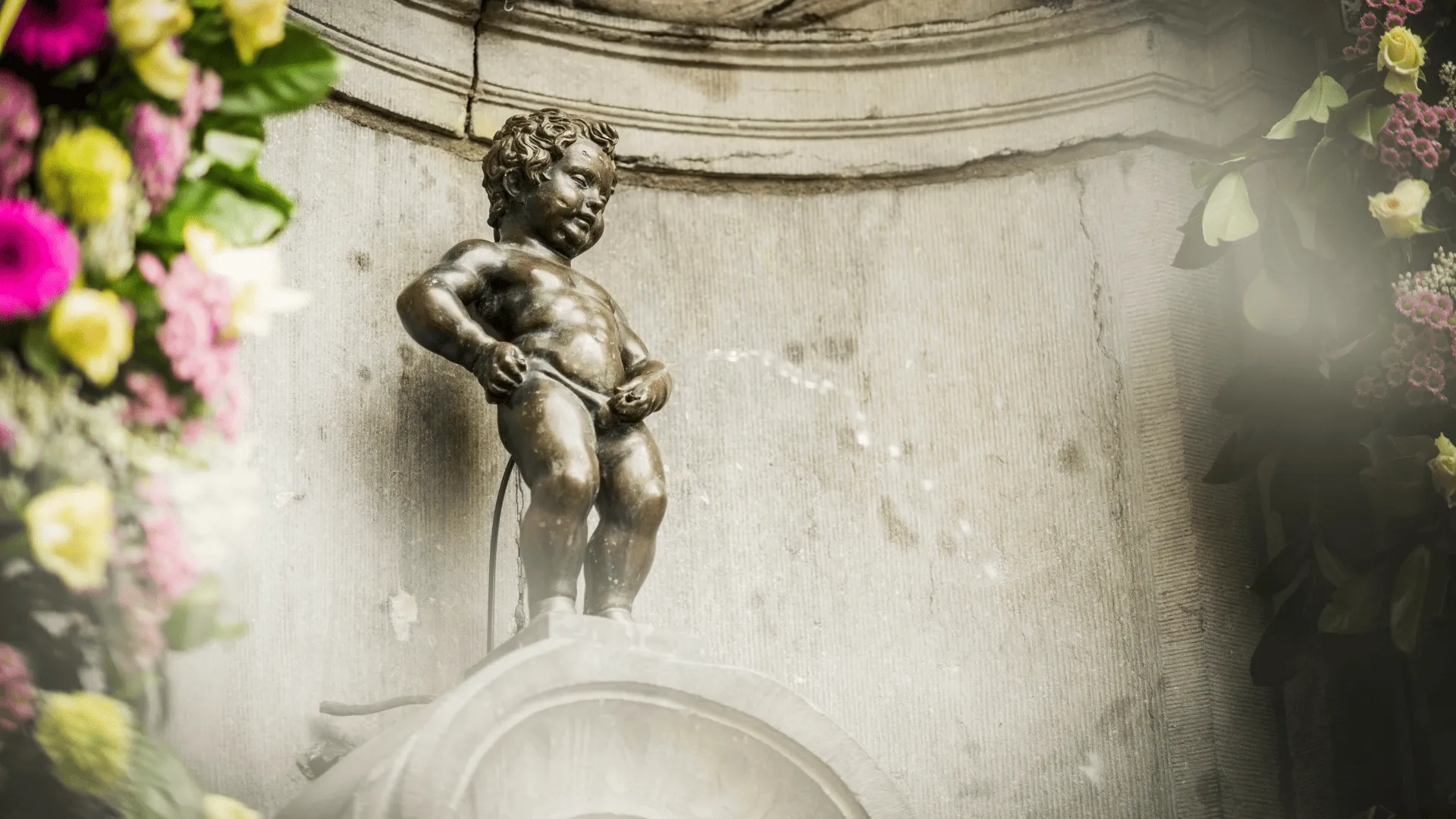 Manneken Pis Brussels famous statue children tourists Grand-Place neighbourhood