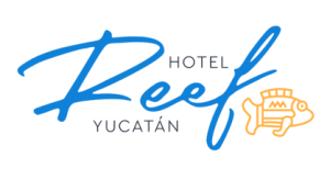 Logo del "Hotel Reef Yucatán" en letras azules, con un símbolo de pez naranja al lado.