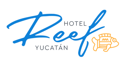 Logo del "Hotel Reef Yucatán" en letras azules, con un símbolo de pez naranja al lado.