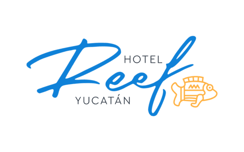 Logo del "Hotel Reef Yucat&aacute;n" en letras azules, con un s&iacute;mbolo de pez naranja al lado.