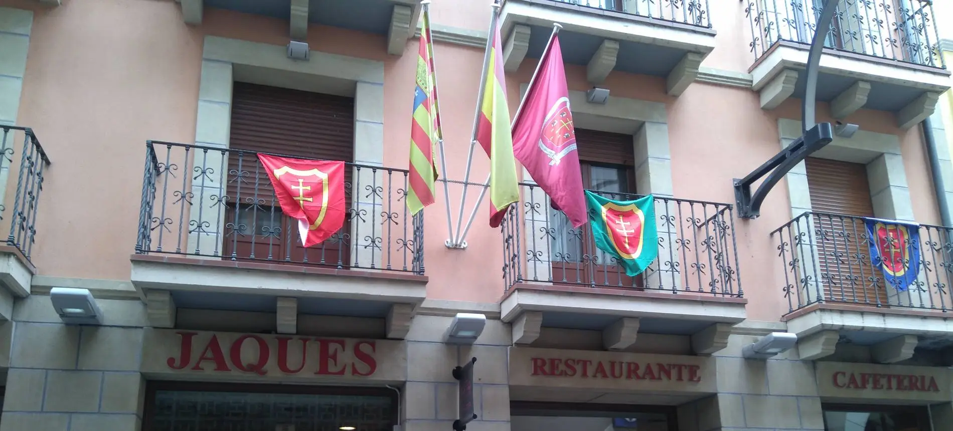 fachada hotel jaques con banderas