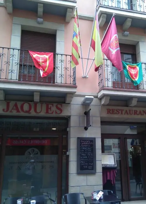 fachada hotel jaques con banderas