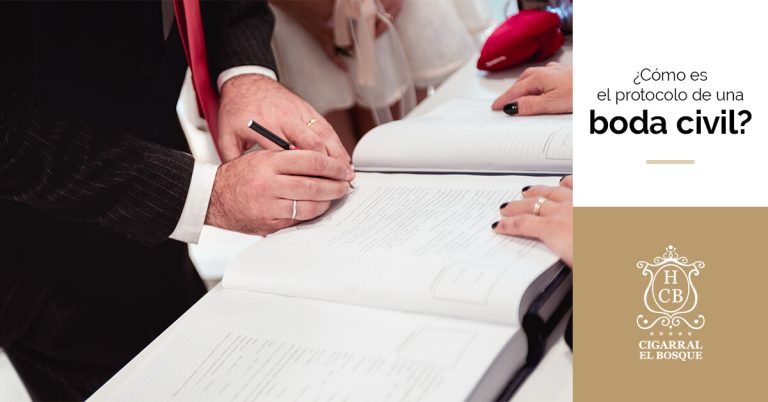 Persona firmando un documento durante una ceremonia, con texto sobre protocolo de bodas civiles y logotipo de CIGARRAL EL BOSQUE.