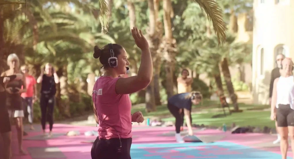 Silent Fitness: La tendencia que transforma tu rutina deportiva. - Servatur Monte Feliz