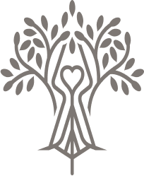 Árbol estilizado con forma de personas abrazándose y hojas, en el centro un corazón.