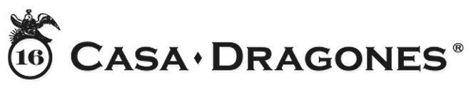 Logo de Casa Dragones, con un emblema de piña seguido del texto "CASA DRAGONES" en letras mayúsculas.