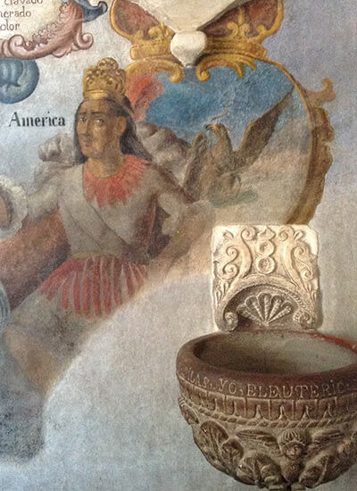 Pintura de figura con corona dorada y águila, con óvalo decorativo y fuente tallada en primer plano.