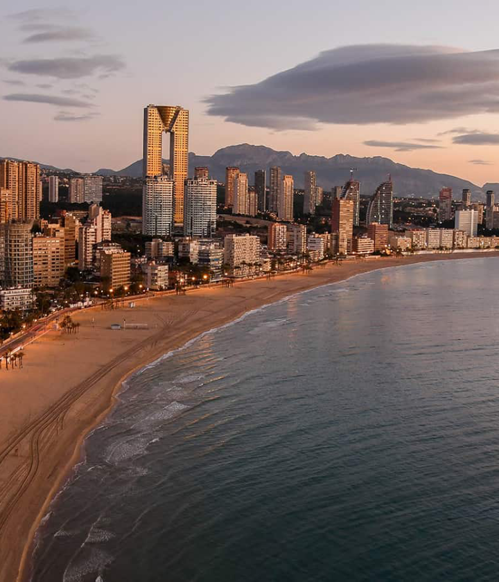 Playa de benidorm al atardecer