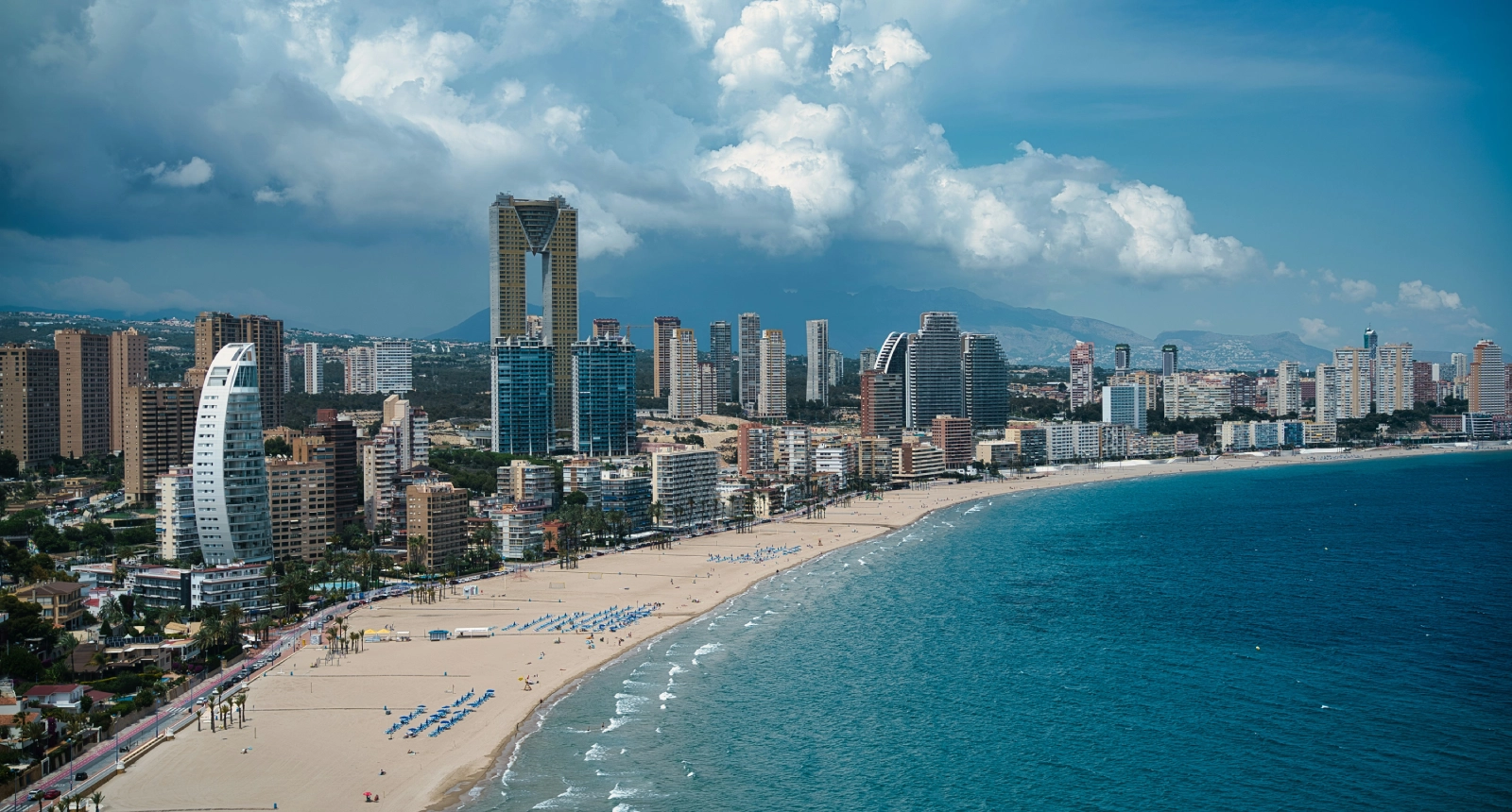 playa de benidorm con edificios
