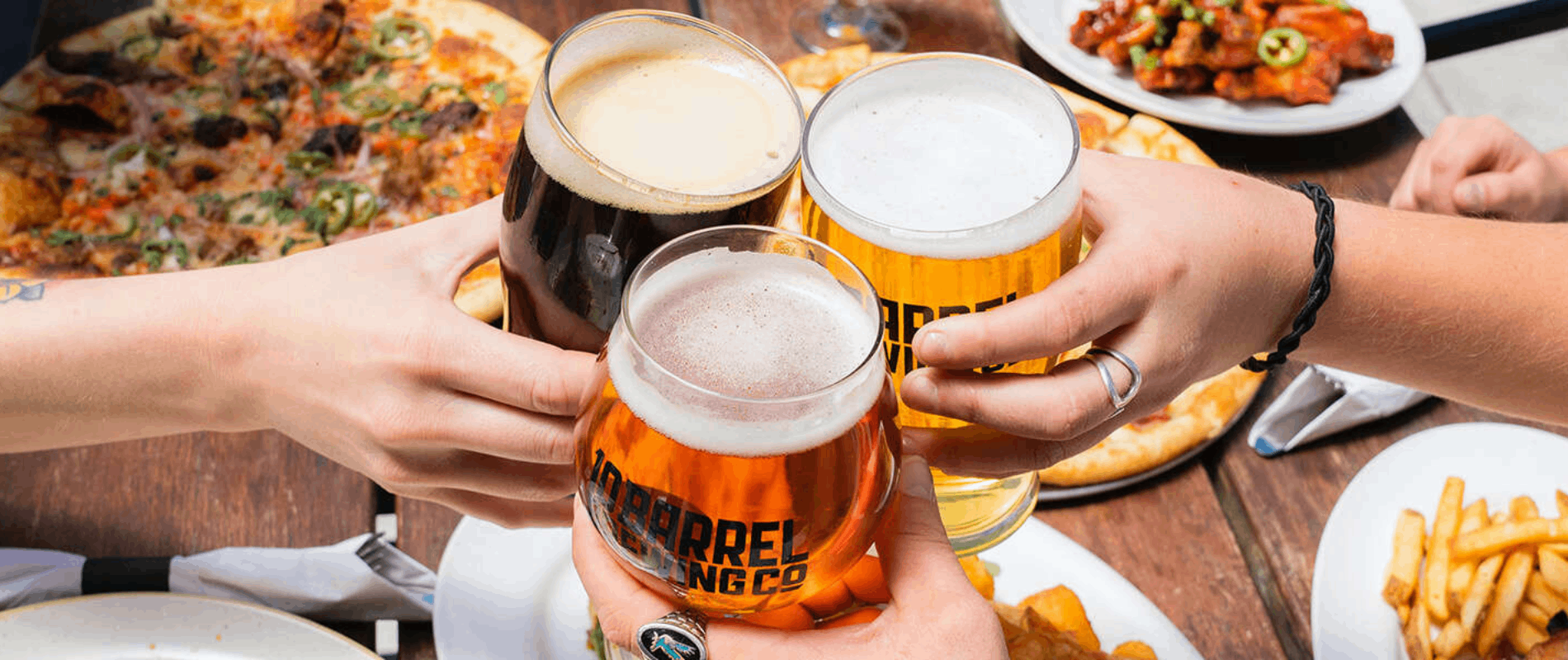 gente bebiendo cerveza