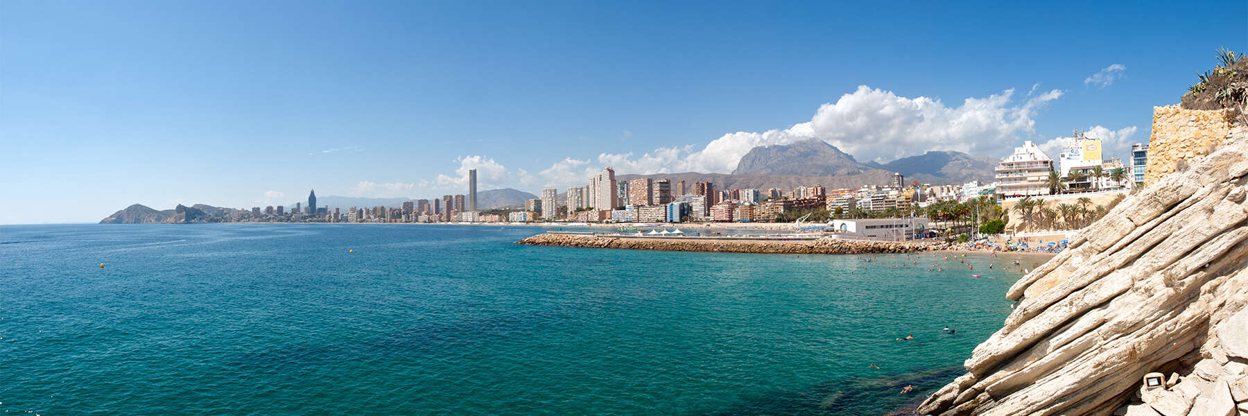 Costa de benidorm con vistas a la playa y la ciudad