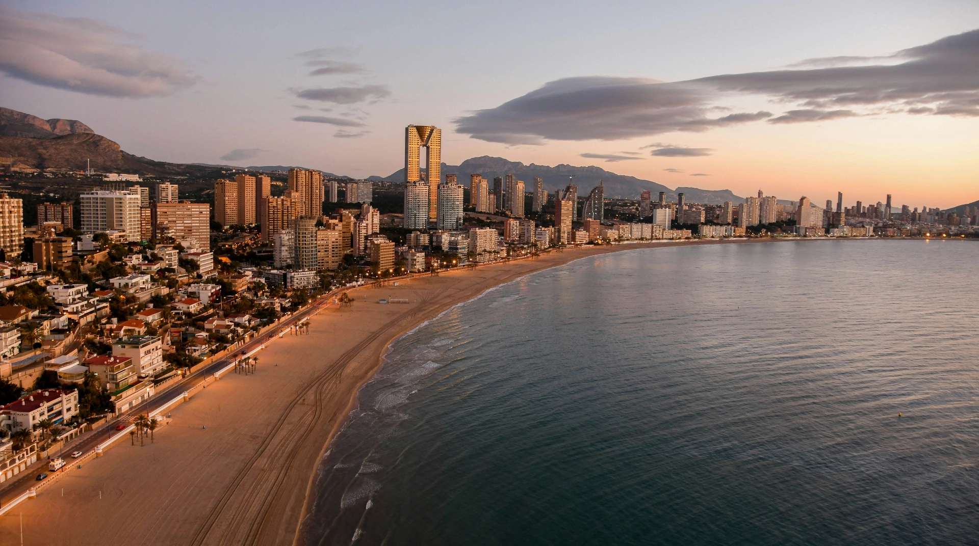 Playa de benidorm al atardecer