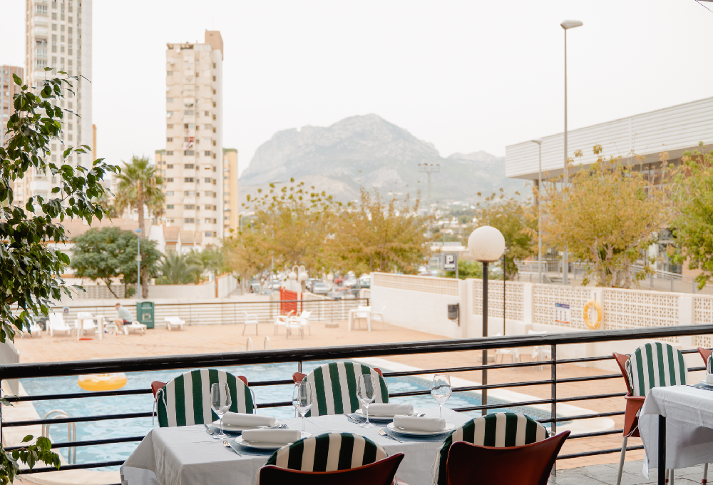 Terraza en frente de la piscina