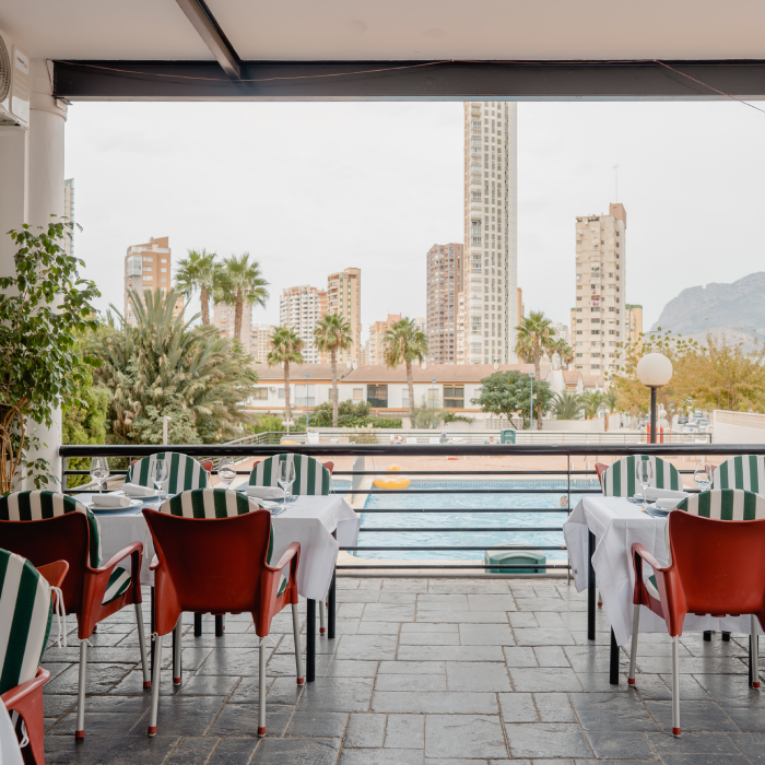 Terraza en frente de la piscina