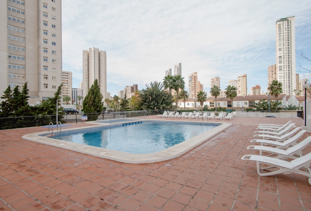 Piscina del hotel con tumbonas