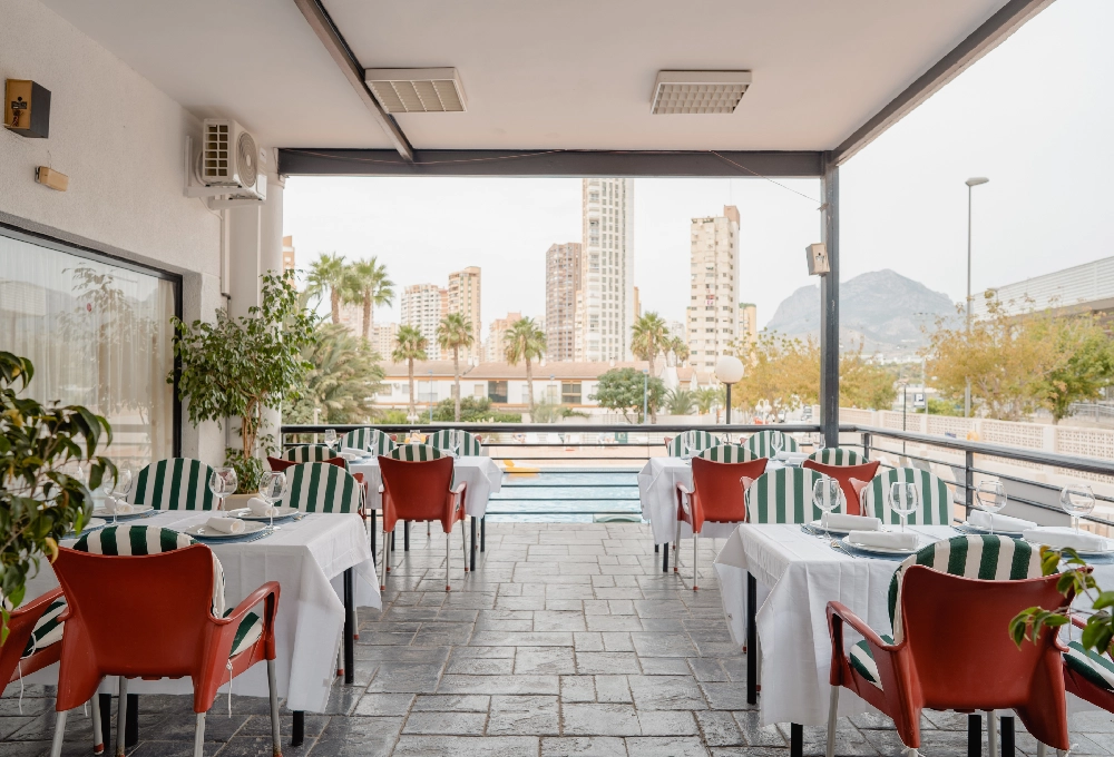 Terraza en frente de la piscina