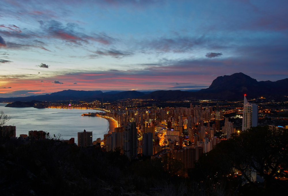 Vistas desde un mirador de Benidorm al anochecer