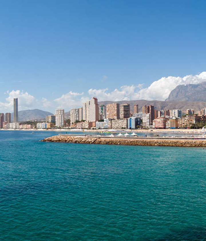 Costa de benidorm con vistas a la playa y la ciudad