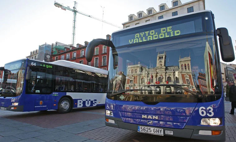Autobuses azules del Ayuntamiento de Valladolid estacionados en un área urbana.