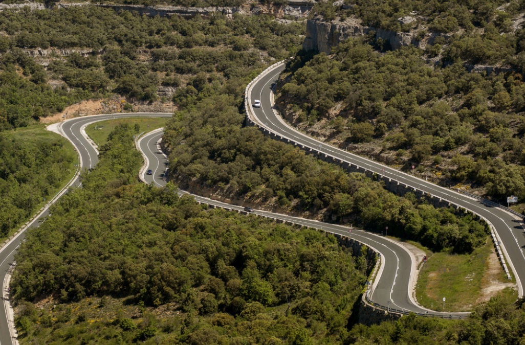 Carretera en Burgos rodeada de paisaje verde y montañas al fondo Hotel en Burgos bien ubicado: descanso cómodo con acceso directo a la autopista - Spirit Hotels&Apartments