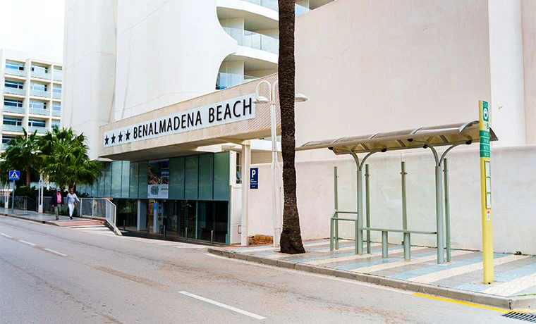 Entrada al hotel Benalmádena Beach con marquesina de autobús al lado.