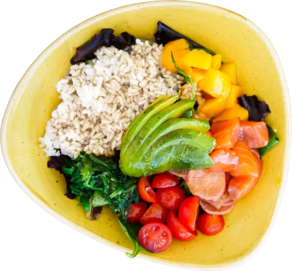 Ensalada variada en bowl con arroz, aguacate, tomates, salmón, mango y hojas verdes.