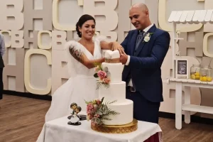 Pareja sonriente, pastel de boda, banquete Burgos Pareja sonriente, pastel de boda, banquete Burgos