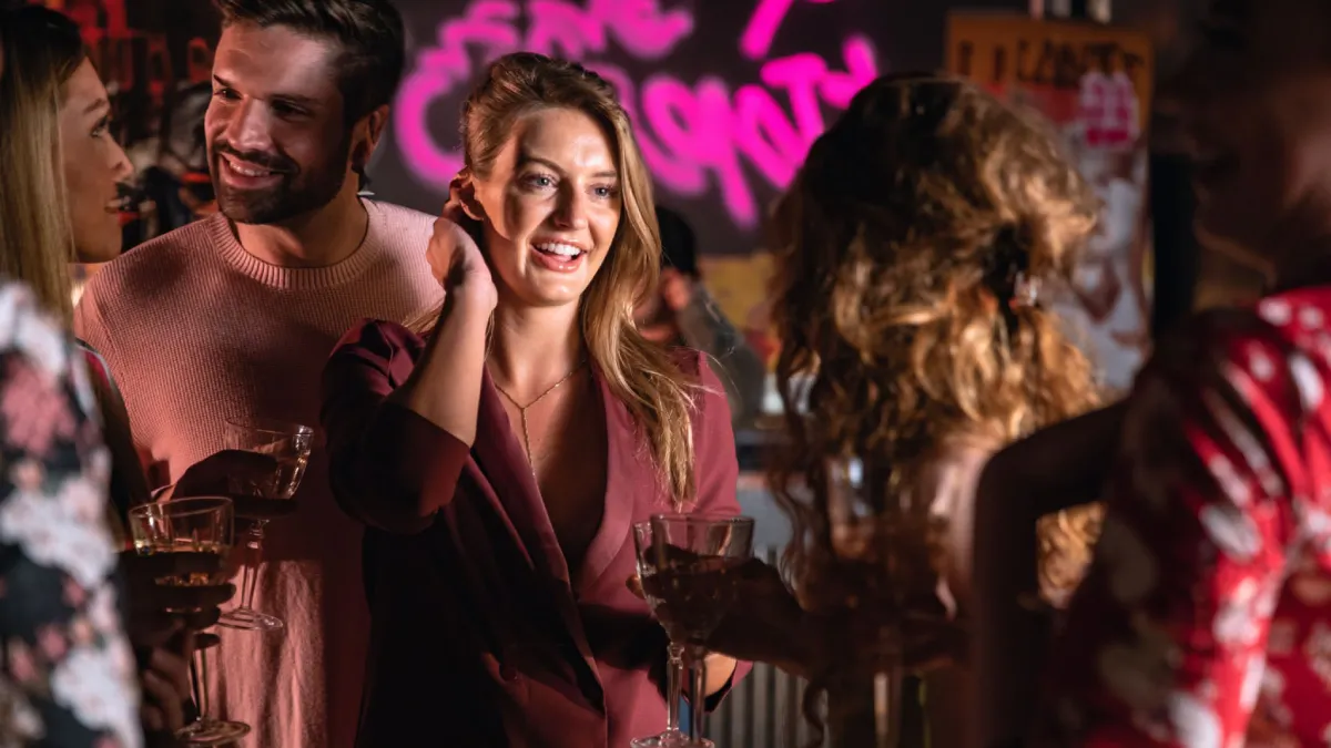 Gente hablando en una sala de fiestas