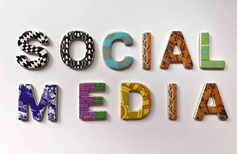 Letras decorativas con patrones formando la frase "SOCIAL MEDIA" sobre fondo blanco.