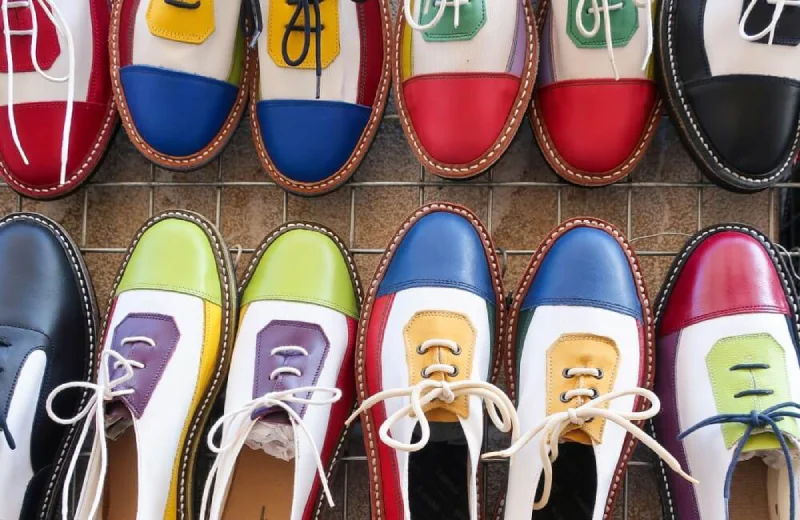 Zapatos coloridos y variados en una rejilla de exhibición.