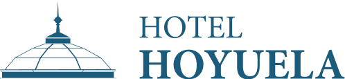 Logotipo del Hotel Hoyuela con diseño azul de un edificio estilizado a la izquierda del texto.