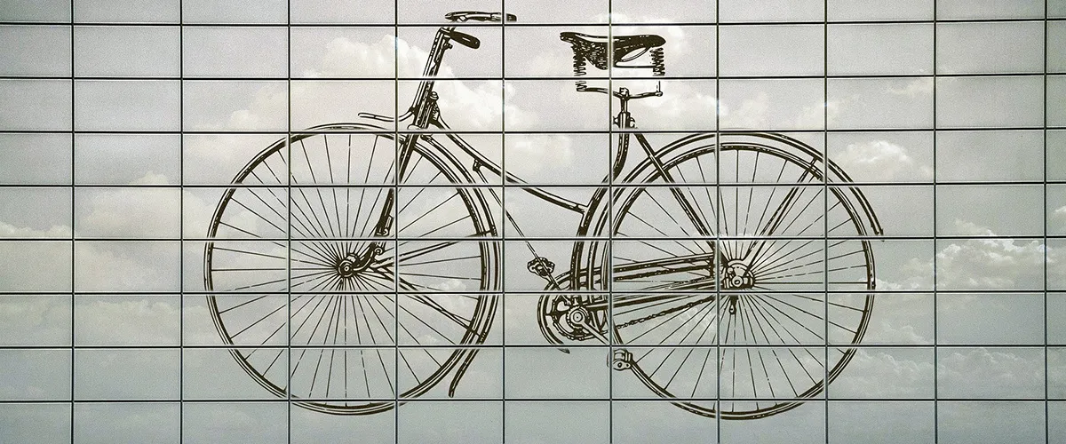 Dibujo de bicicleta sobre fondo de cielo nublado, compuesto por azulejos grandes y cuadrados.