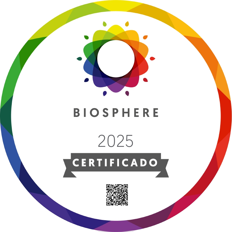 Certificado Biosphere 2025 con dise&ntilde;o de figuras geom&eacute;tricas coloridas y un c&oacute;digo QR en el centro inferior.