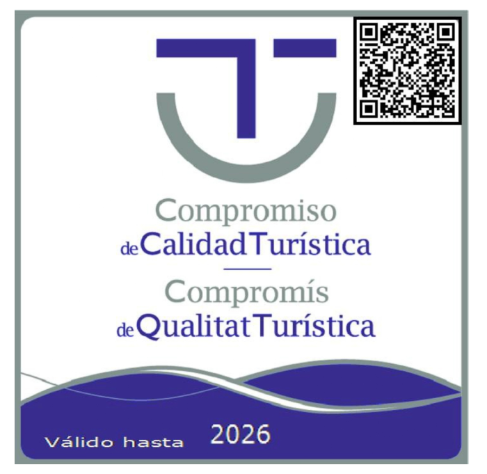 Sello de "Compromiso de Calidad Tur&iacute;stica", con un logo, texto y un c&oacute;digo QR. V&aacute;lido hasta 2026.
