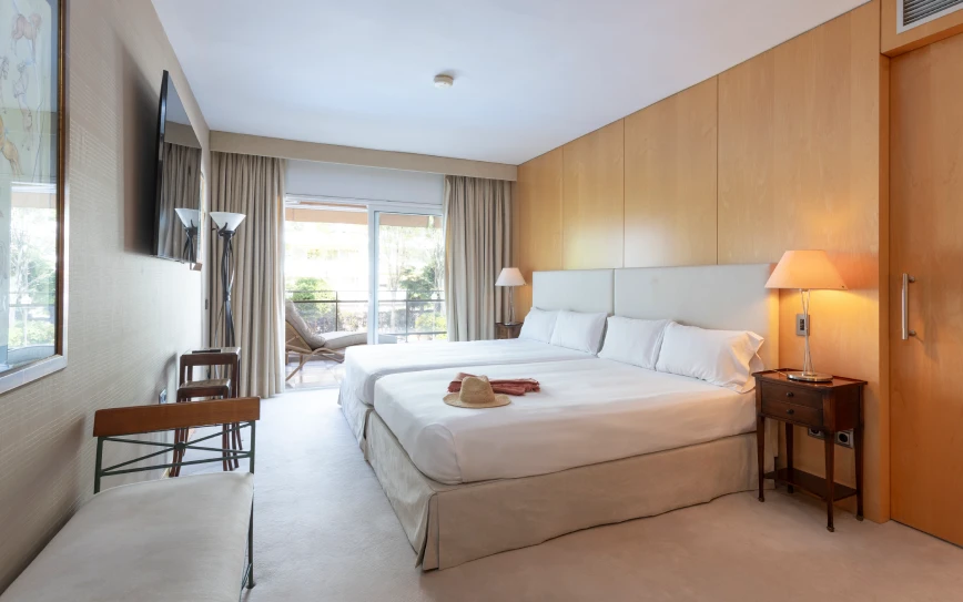 Habitación con una gran cama y mucha luz natural